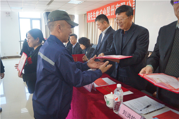 凯龙尊时一人生就是搏生物召开2018年度表彰奖励大会暨2019年度工作规划大会